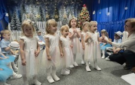 Galeria aktualności Uroczystość choinkowa w maluszkach. 22