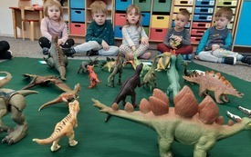 Galeria aktualności W prehistorycznych czasach - zabawy z dinozaurami w grupie maluszk&oacute;w 7