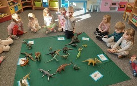 Galeria aktualności W prehistorycznych czasach - zabawy z dinozaurami w grupie maluszk&oacute;w 17