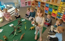 Galeria aktualności W prehistorycznych czasach - zabawy z dinozaurami w grupie maluszk&oacute;w 19