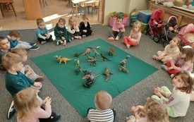 Galeria aktualności W prehistorycznych czasach - zabawy z dinozaurami w grupie maluszk&oacute;w 24