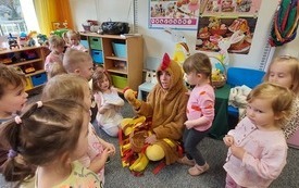 Galeria aktualności Mama Kurka i pisklaczek Pipi w grupiue I 1