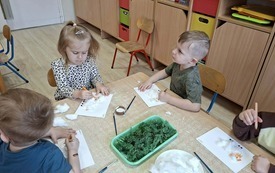Galeria aktualności Mama Kurka i pisklaczek Pipi w grupiue I 9