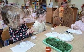 Galeria aktualności Mama Kurka i pisklaczek Pipi w grupiue I 12