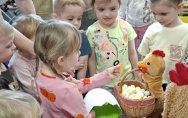 Galeria aktualności Mama Kurka i pisklaczek Pipi w grupiue I 13