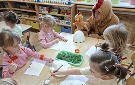 Galeria aktualności Mama Kurka i pisklaczek Pipi w grupiue I 16