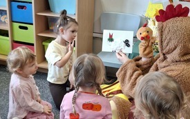 Galeria aktualności Mama Kurka i pisklaczek Pipi w grupiue I 17