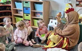 Galeria aktualności Mama Kurka i pisklaczek Pipi w grupiue I 18