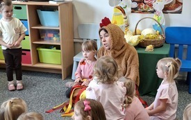 Galeria aktualności Mama Kurka i pisklaczek Pipi w grupiue I 19