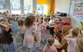 Galeria aktualności Mama Kurka i pisklaczek Pipi w grupiue I 20