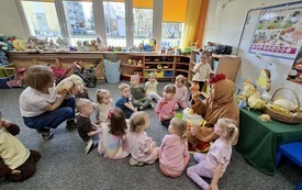 Galeria aktualności Mama Kurka i pisklaczek Pipi w grupiue I 21