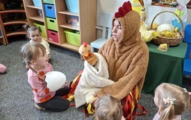 Galeria aktualności Mama Kurka i pisklaczek Pipi w grupiue I 22