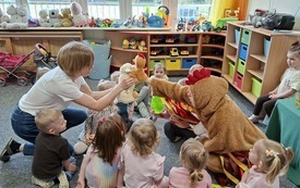 Galeria aktualności Mama Kurka i pisklaczek Pipi w grupiue I 23