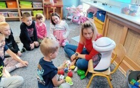 Galeria aktualności Zajęcia z robotem edukacyjnym EMYS-em. 100 1