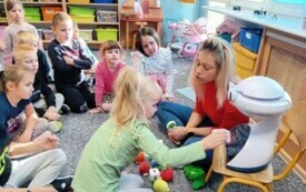 Galeria aktualności Zajęcia z robotem edukacyjnym EMYS-em. 100 5