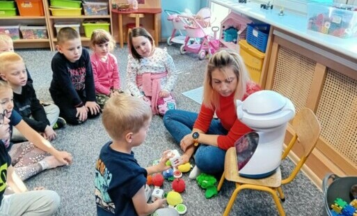 Zdjęcie do Zajęcia z robotem edukacyjnym EMYS-em.